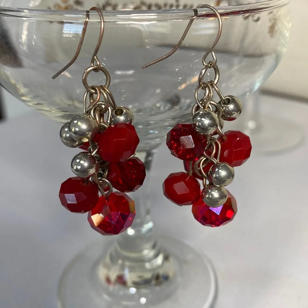 Vintage faceted red glass bead earrings - Picture 1 of 7